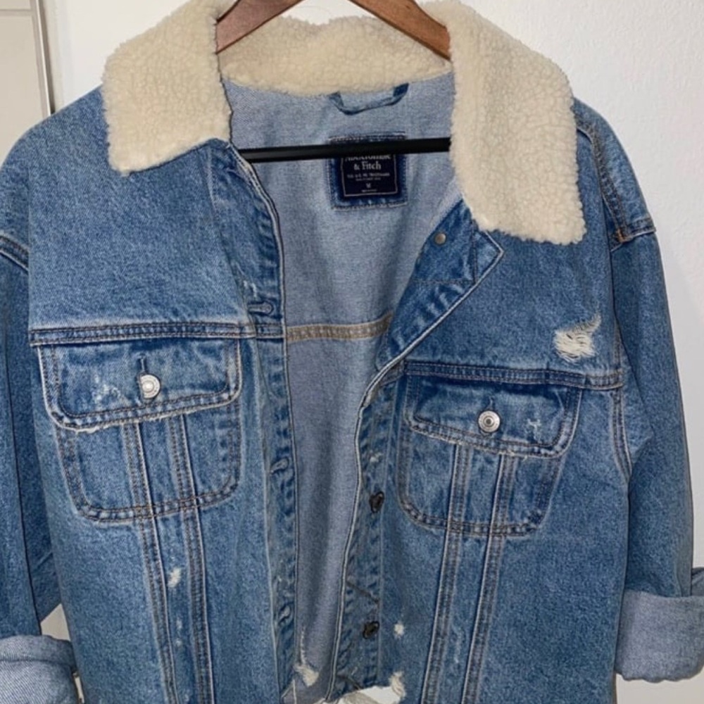 Abercrombie & Fitch Cropped Denim Jacket with Sherpa Collar Size M